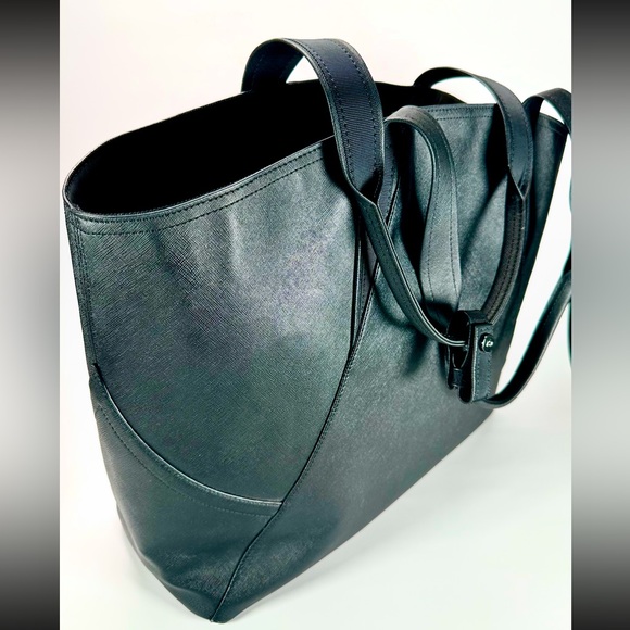 Lululemon All Day Large Tote in Black - Picture 5 of 16